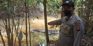 Polisi menunjukan lokasi penemuan Andan di Sungai Entodan. Foto: Abdu Syukri/Equator Online