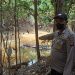 Polisi menunjukan lokasi penemuan Andan di Sungai Entodan. Foto: Abdu Syukri/Equator Online