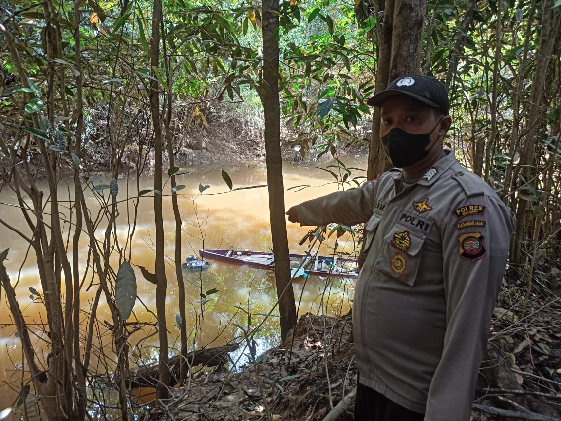 Polisi menunjukan lokasi penemuan Andan di Sungai Entodan. Foto: Abdu Syukri/Equator Online