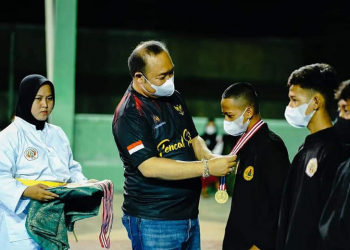 Sekda Ketapang memberikan medali kepada atlet.