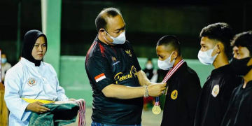 Sekda Ketapang memberikan medali kepada atlet.