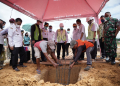 Wabup Sanggau Yohanes Ontot meletakan batu pertama pembangunan Tribun Musabaqah Tilawatil Quran (MTQ) XXX Tingkat Kabupaten Sanggau Tahun 2022 di Kecamatan Tayan Hulu, Kabupaten Sanggau, Rabu (16/2/2022). Foto: Ist