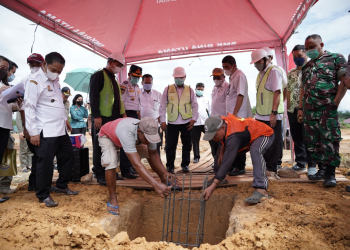 Wabup Sanggau Yohanes Ontot meletakan batu pertama pembangunan Tribun Musabaqah Tilawatil Quran (MTQ) XXX Tingkat Kabupaten Sanggau Tahun 2022 di Kecamatan Tayan Hulu, Kabupaten Sanggau, Rabu (16/2/2022). Foto: Ist