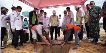 Wabup Sanggau Yohanes Ontot meletakan batu pertama pembangunan Tribun Musabaqah Tilawatil Quran (MTQ) XXX Tingkat Kabupaten Sanggau Tahun 2022 di Kecamatan Tayan Hulu, Kabupaten Sanggau, Rabu (16/2/2022). Foto: Ist