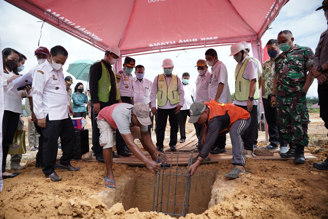 Wabup Sanggau Yohanes Ontot meletakan batu pertama pembangunan Tribun Musabaqah Tilawatil Quran (MTQ) XXX Tingkat Kabupaten Sanggau Tahun 2022 di Kecamatan Tayan Hulu, Kabupaten Sanggau, Rabu (16/2/2022). Foto: Ist