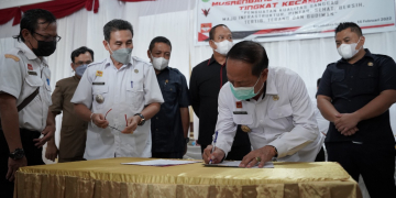 Wabup Sanggau, Yohanes Ontot menandatangani berita acara Musrenbang RKPD Tahun 2023 Kecamatan Tayan di Aula Rumah Makan Simpang Tigo, Kecamatan Tayan Hulu, Kabupaten Sanggau, Rabu (16/2/2022). Foto: Diskominfo