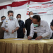 Wabup Sanggau, Yohanes Ontot menandatangani berita acara Musrenbang RKPD Tahun 2023 Kecamatan Tayan di Aula Rumah Makan Simpang Tigo, Kecamatan Tayan Hulu, Kabupaten Sanggau, Rabu (16/2/2022). Foto: Diskominfo
