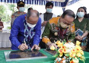 Wabup Sanggau Yohanes Ontot menandatangani peresmian dan pentahbisan Gereja Protestan di Indonesia bagian Barat (GPIB) Semunte, Desa Kelompu, Kecamatan Kembayan, Minggu (13/2/2022). Foto: Ist
