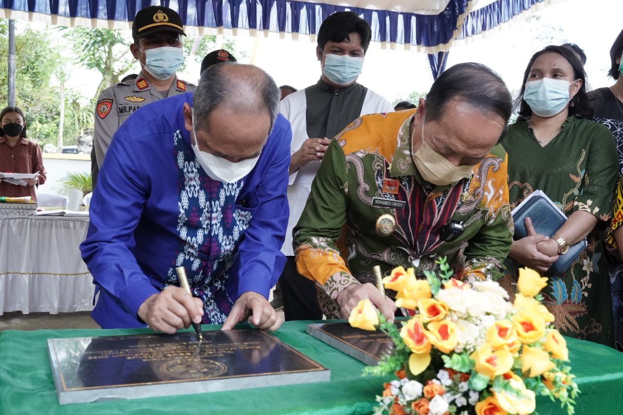 Wabup Sanggau Yohanes Ontot menandatangani peresmian dan pentahbisan Gereja Protestan di Indonesia bagian Barat (GPIB) Semunte, Desa Kelompu, Kecamatan Kembayan, Minggu (13/2/2022). Foto: Ist