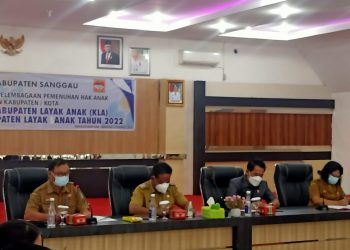 Bupati Paolus memimpin Rapat Koordinasi dan Sinkronisasi KLA di Aula Bapenda Sanggau. Foto: Kiram Akbar/Equator Online