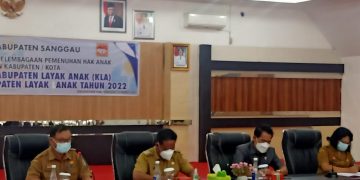 Bupati Paolus memimpin Rapat Koordinasi dan Sinkronisasi KLA di Aula Bapenda Sanggau. Foto: Kiram Akbar/Equator Online