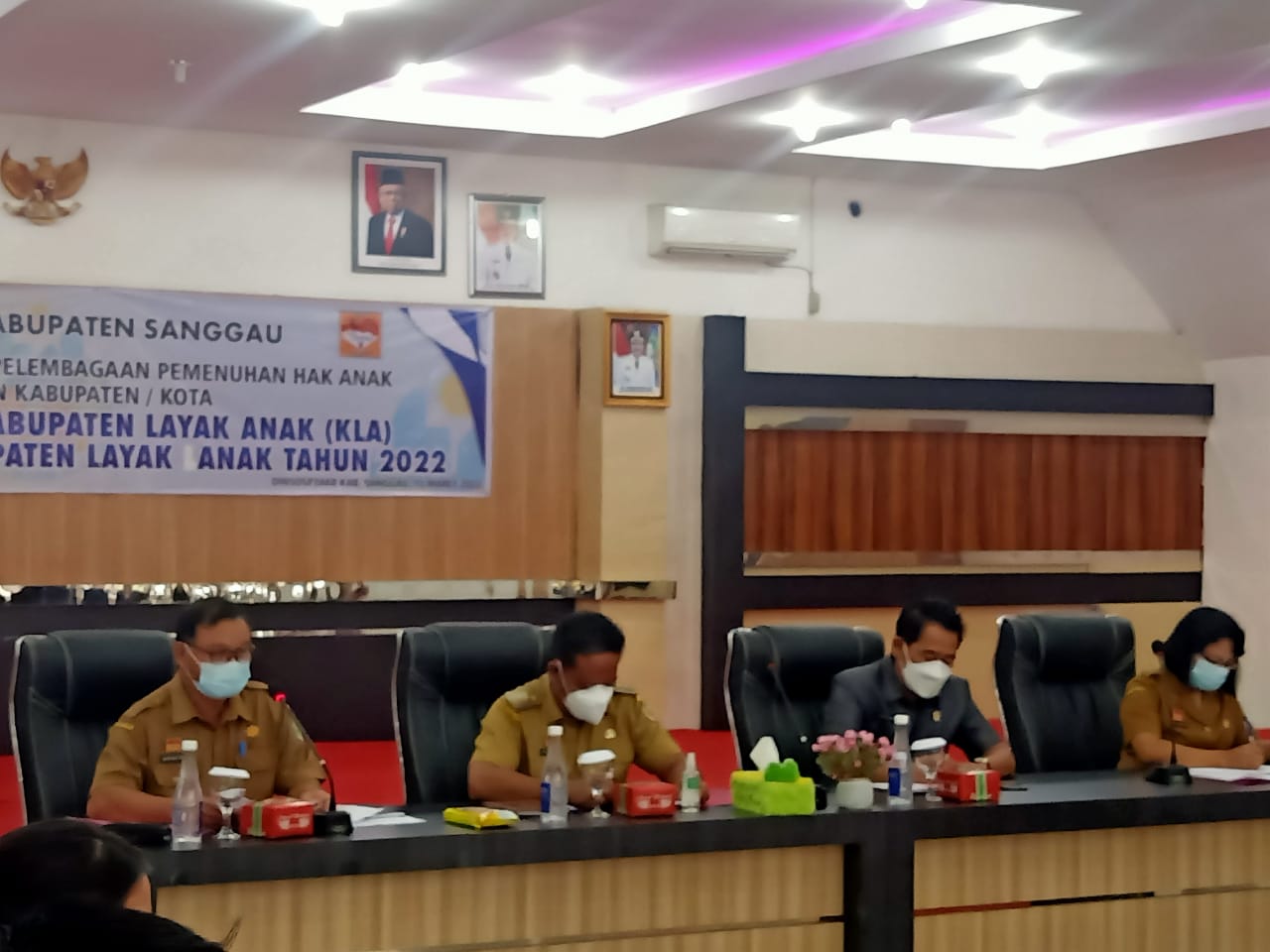 Bupati Paolus memimpin Rapat Koordinasi dan Sinkronisasi KLA di Aula Bapenda Sanggau. Foto: Kiram Akbar/Equator Online