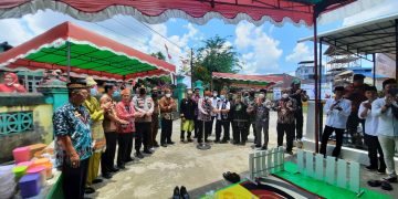 Bupati Sanggau, Paolus Hadi didampingi Wabup Yohanes Ontot, Pangeran Ratu Surya Negara (paling kiri) saat ziarah di makam panembahan H. Muhammad Said. Foto: Kiram Akbar/Equator Online