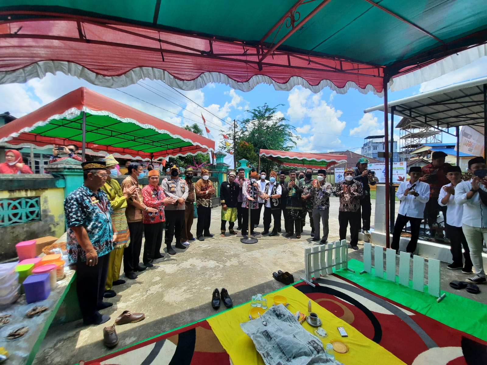 Bupati Sanggau, Paolus Hadi didampingi Wabup Yohanes Ontot, Pangeran Ratu Surya Negara (paling kiri) saat ziarah di makam panembahan H. Muhammad Said. Foto: Kiram Akbar/Equator Online