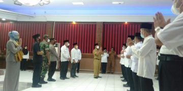 Bupati Sanggau, Paolus Hadi melantik Ketua dan Pengurus LPTQ Kabupaten Sanggau di Aula Kantor Bupati, Selasa (8/3/2022). Foto: Kiram Akbar/Equator Online