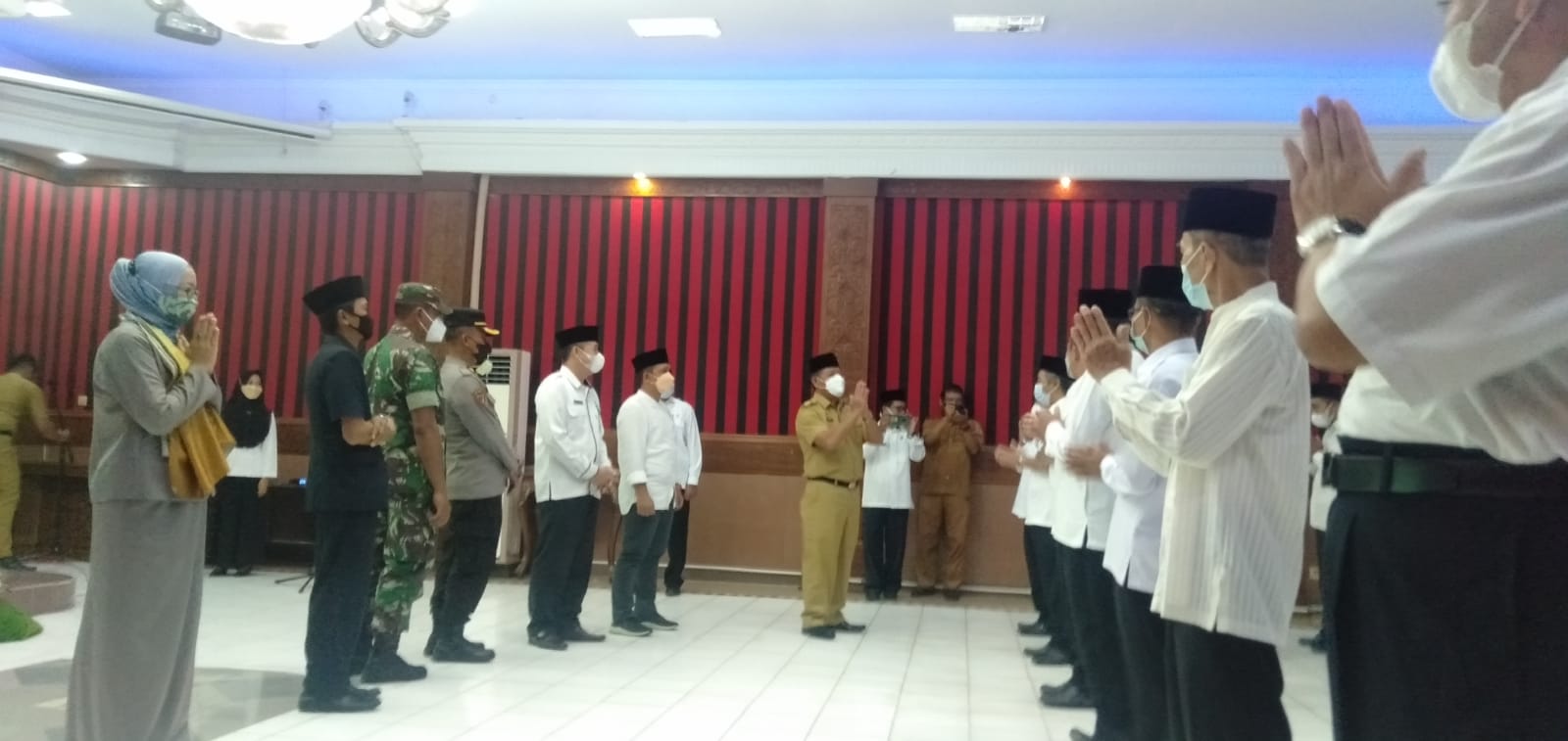 Bupati Sanggau, Paolus Hadi melantik Ketua dan Pengurus LPTQ Kabupaten Sanggau di Aula Kantor Bupati, Selasa (8/3/2022). Foto: Kiram Akbar/Equator Online