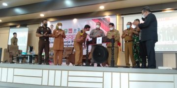 Bupati Sanggau memukul gong sebagai seremoni dibukanya Musrenbang RKPD Kabuptaen Sanggau Tahun 2023. Foto: Kiram Akbar/Equator Online