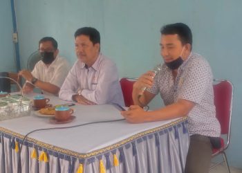 Tim Sub Direktorat 1 Narkoba Polda Kalbar, Kompol Koster Pasaribu bersama Kasat Narkoba Polres Melawi dan Sekretaris Kampung Tangguh Anti Narkoba dalam pertemuan. Foto: Ist