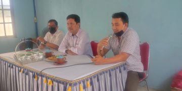 Tim Sub Direktorat 1 Narkoba Polda Kalbar, Kompol Koster Pasaribu bersama Kasat Narkoba Polres Melawi dan Sekretaris Kampung Tangguh Anti Narkoba dalam pertemuan. Foto: Ist