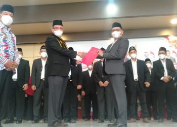 Bupati Sanggau, Paolus Hadi (paling kiri) menyaksikan Ketua ICMI Korwil Kalbar, Profesor Thamrin Usman menyerahkan SK Kepengurusan ICMI Orda Sanggau Kepada H. M. Saleh Sadeli sebagai Ketua ICMI Sanggau, Kamis (17/3/2022). Foto: Kiram Akbar/Equator Online