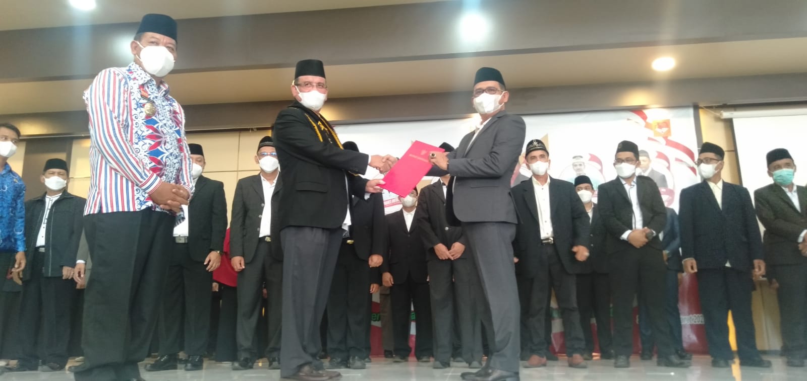 Bupati Sanggau, Paolus Hadi (paling kiri) menyaksikan Ketua ICMI Korwil Kalbar, Profesor Thamrin Usman menyerahkan SK Kepengurusan ICMI Orda Sanggau Kepada H. M. Saleh Sadeli sebagai Ketua ICMI Sanggau, Kamis (17/3/2022). Foto: Kiram Akbar/Equator Online