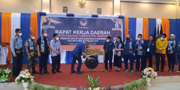 Ketua DPW Partai Nasdem Provinsi Kalbar, H Syarif Abdullah Alqadrie memukul gong sebagai tanda dibukanya Rakerda DPD Partai Nasdem Kabupaten Sanggau di Hotel Grand Narita Sanggau, Kamis (17/03/2022). Foto: Kiram Akbar/Equator Online