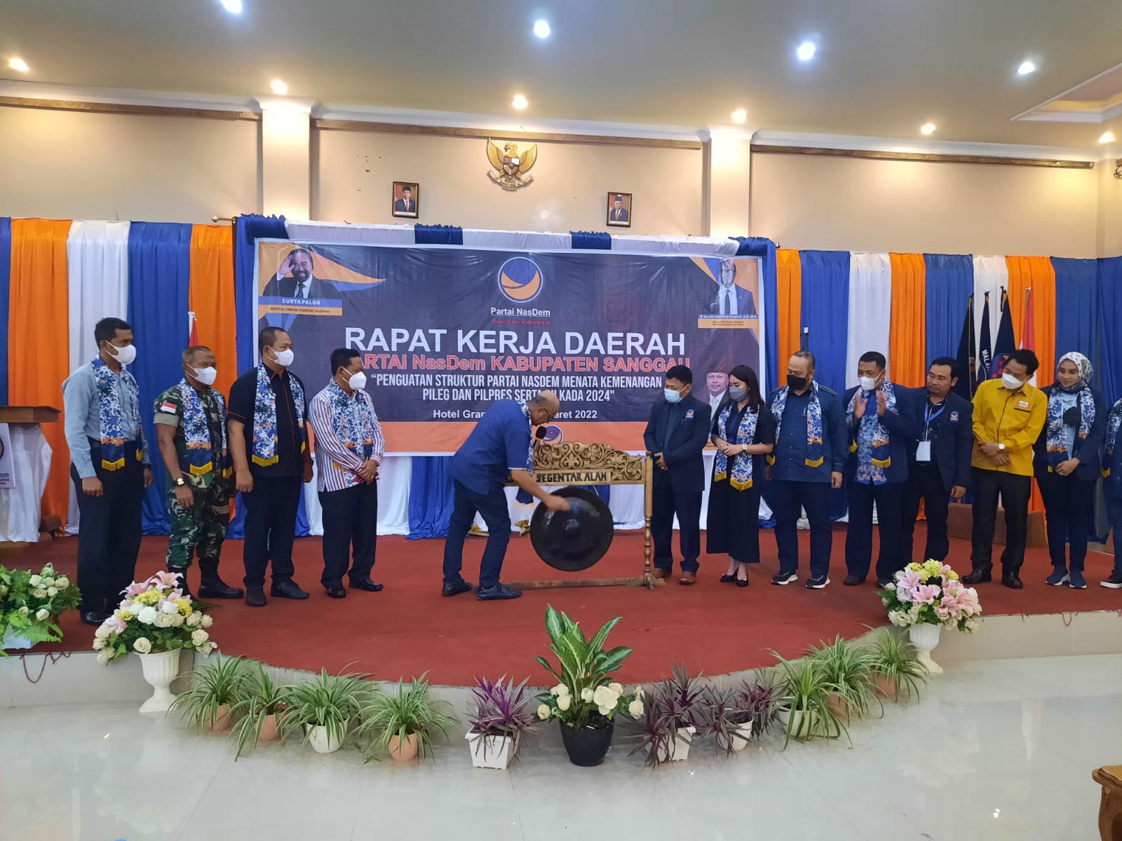 Ketua DPW Partai Nasdem Provinsi Kalbar, H Syarif Abdullah Alqadrie memukul gong sebagai tanda dibukanya Rakerda DPD Partai Nasdem Kabupaten Sanggau di Hotel Grand Narita Sanggau, Kamis (17/03/2022). Foto: Kiram Akbar/Equator Online