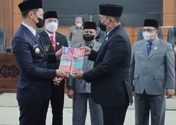 Fransiskus Diaan menyerahkan Laporan Keterangan Pertanggungjawaban (LKPj) Bupati Kapuas Hulu Tahun 2021 kepada Ketua DPRD, Kamis (17/3/2022). Foto: Taufiq/Equator Online