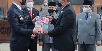 Fransiskus Diaan menyerahkan Laporan Keterangan Pertanggungjawaban (LKPj) Bupati Kapuas Hulu Tahun 2021 kepada Ketua DPRD, Kamis (17/3/2022). Foto: Taufiq/Equator Online