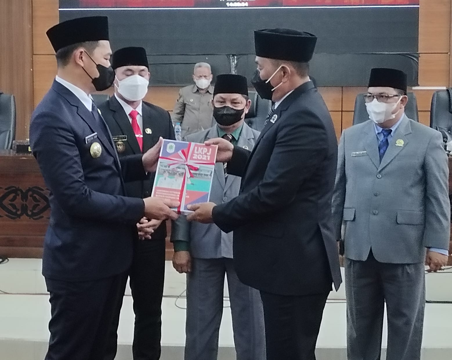 Fransiskus Diaan menyerahkan Laporan Keterangan Pertanggungjawaban (LKPj) Bupati Kapuas Hulu Tahun 2021 kepada Ketua DPRD, Kamis (17/3/2022). Foto: Taufiq/Equator Online