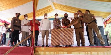 Wakil Bupati Sanggau, Yohanes Ontot mendampingi Gubernur Kalbar, Sutarmidji meresmikan listrik di delapan desa di Kecamatan Meliau. Foto: Diskominfo Sanggau
