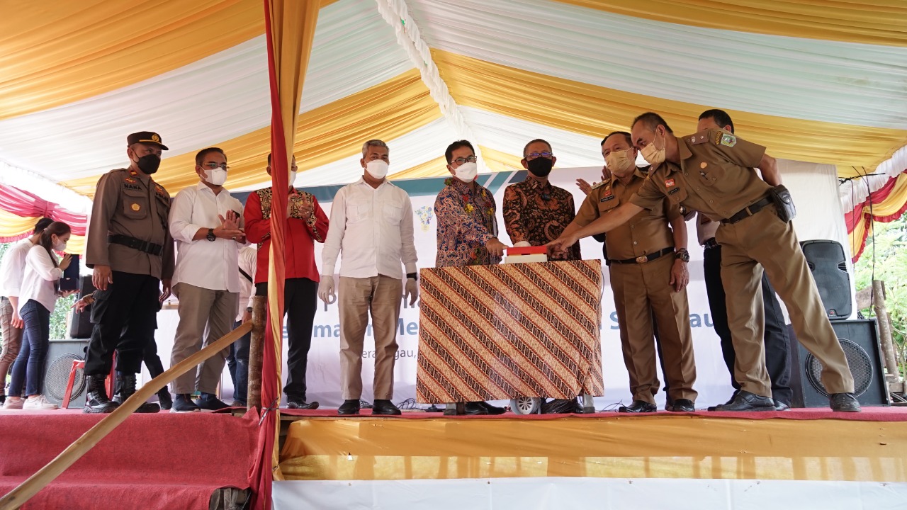 Wakil Bupati Sanggau, Yohanes Ontot mendampingi Gubernur Kalbar, Sutarmidji meresmikan listrik di delapan desa di Kecamatan Meliau. Foto: Diskominfo Sanggau