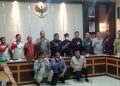 Ketua DPRD Sanggau, Jumadi dan Anggota DPRD lainnya menerima audiensi Panitia Pembentukan Kabupaten Tayan. Foto: Kiram Akbar/Equator Online