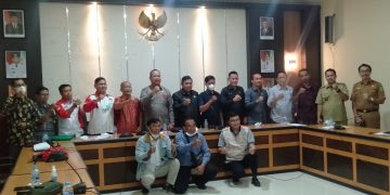 Ketua DPRD Sanggau, Jumadi dan Anggota DPRD lainnya menerima audiensi Panitia Pembentukan Kabupaten Tayan. Foto: Kiram Akbar/Equator Online