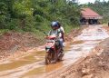 Warga melintasi jalan berlumpur Jalur Pinoh menuju Ella Hilir, di Desa Semadin Lengkong, Kabupaten Melawi. Foto Dedi Irawan/Equator Online
