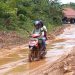 Warga melintasi jalan berlumpur Jalur Pinoh menuju Ella Hilir, di Desa Semadin Lengkong, Kabupaten Melawi. Foto Dedi Irawan/Equator Online