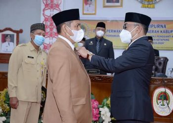 Ketua DPRD Ketapang, Febriadi melantik Muhammad Rijal sebagai Anggota DPRD hasil PAW. Foto: Humpro DPRD