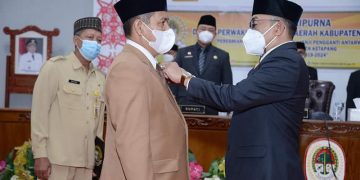 Ketua DPRD Ketapang, Febriadi melantik Muhammad Rijal sebagai Anggota DPRD hasil PAW. Foto: Humpro DPRD