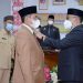 Ketua DPRD Ketapang, Febriadi melantik Muhammad Rijal sebagai Anggota DPRD hasil PAW. Foto: Humpro DPRD