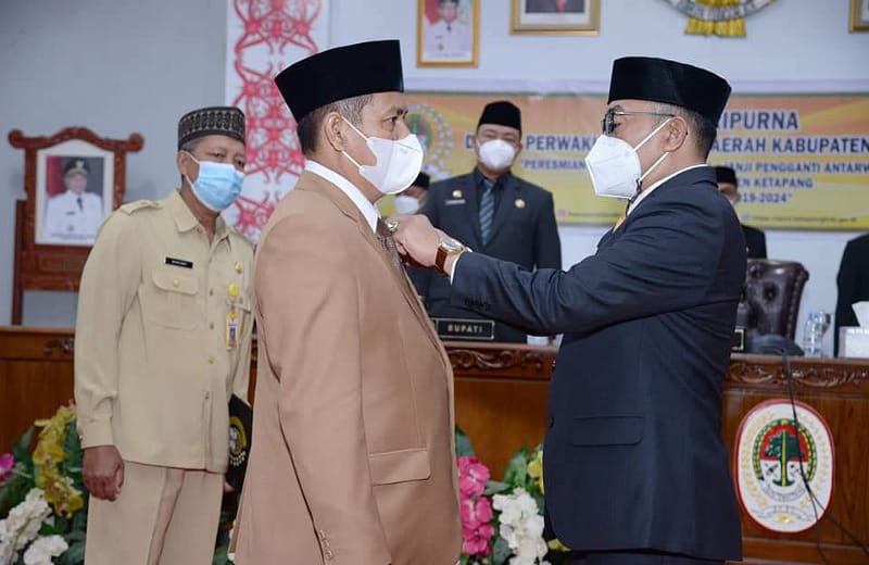 Ketua DPRD Ketapang, Febriadi melantik Muhammad Rijal sebagai Anggota DPRD hasil PAW. Foto: Humpro DPRD