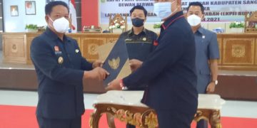 Bupati Sanggau menyerahkan LKPj Tahun 2021 kepada Ketua DPRD Sanggau, Jumadi. Foto: Ist