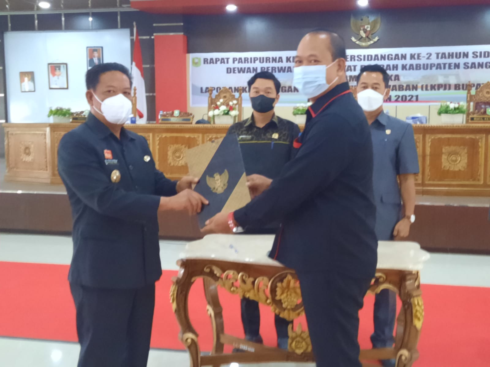 Bupati Sanggau menyerahkan LKPj Tahun 2021 kepada Ketua DPRD Sanggau, Jumadi. Foto: Ist