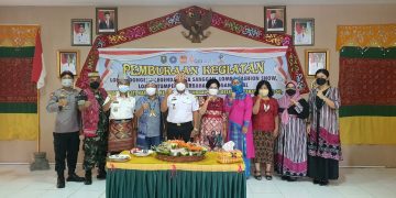 Bupati Sanggau Paolus Hadi dan Bunda Literasi Sanggau, Arita Apolina berfoto bersama di acara lomba mendongeng dalam rangka Hari Jadi Kota Sanggu ke-406. Foto: ist