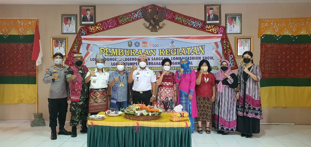 Bupati Sanggau Paolus Hadi dan Bunda Literasi Sanggau, Arita Apolina berfoto bersama di acara lomba mendongeng dalam rangka Hari Jadi Kota Sanggu ke-406. Foto: ist