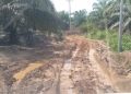 Jalan menuju Desa Balai Ingin, Kecamatan Tayan Hilir hancur bagaikan bubur. Foto: Kiram Akbar/Equator Online
