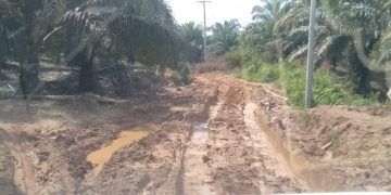 Jalan menuju Desa Balai Ingin, Kecamatan Tayan Hilir hancur bagaikan bubur. Foto: Kiram Akbar/Equator Online