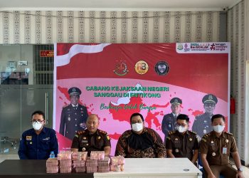 Kacabjari Entikong menerima pembayaran denda senilai Rp3 Miliar dari kelurga terpidana Iwan Jaya. Foto: Ist