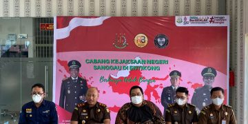 Kacabjari Entikong menerima pembayaran denda senilai Rp3 Miliar dari kelurga terpidana Iwan Jaya. Foto: Ist