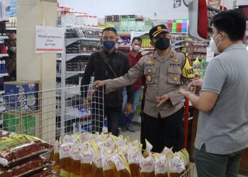Kapolres Melawi didampingi Kasat Reskrim dan Kasat Intel mengecek ketersediaan minyak goreng di swalayan