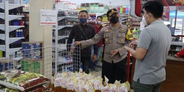 Kapolres Melawi didampingi Kasat Reskrim dan Kasat Intel mengecek ketersediaan minyak goreng di swalayan
